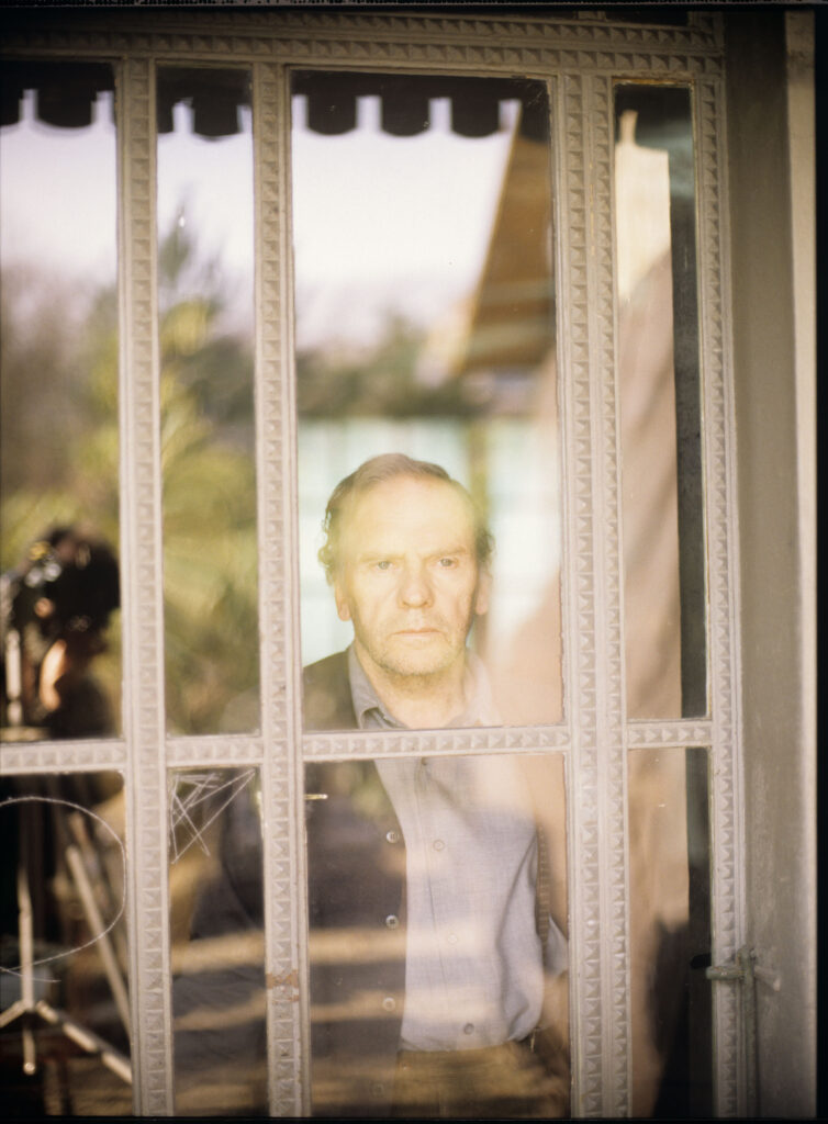 Emerytowany sędzia Joseph Kern (Jean-Louis Trintignant) w swoim mieszkaniu.
