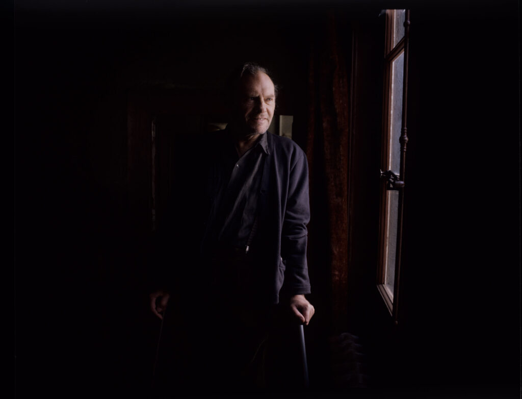 Emerytowany sędzia Joseph Kern (Jean-Louis Trintignant) w swoim mieszkaniu.