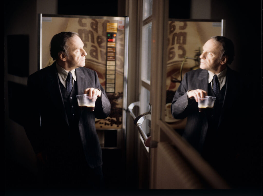Emerytowany sędzia Joseph Kern (Jean-Louis Trintignant) w swoim mieszkaniu.