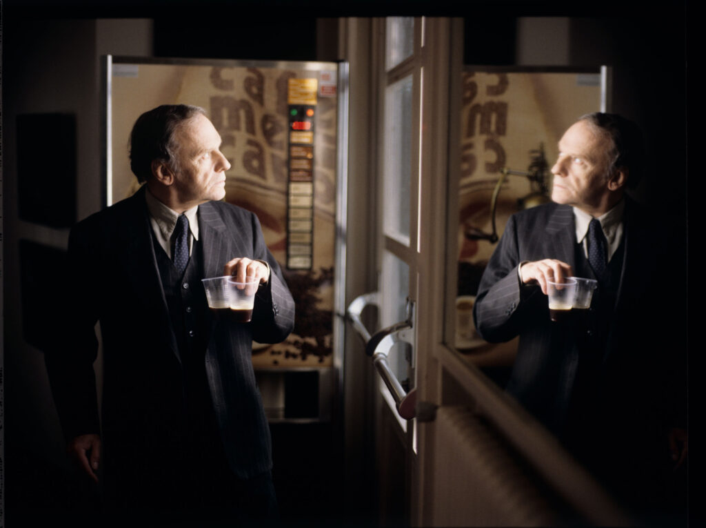Emerytowany sędzia Joseph Kern (Jean-Louis Trintignant) w swoim mieszkaniu.