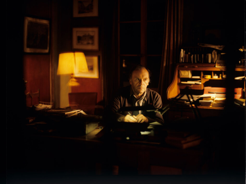 Emerytowany sędzia Joseph Kern (Jean-Louis Trintignant) w swoim mieszkaniu.
