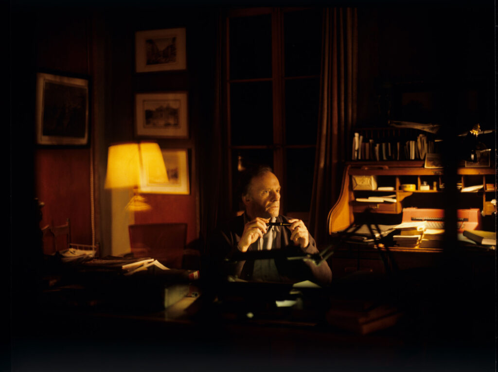 Emerytowany sędzia Joseph Kern (Jean-Louis Trintignant) w swoim mieszkaniu.