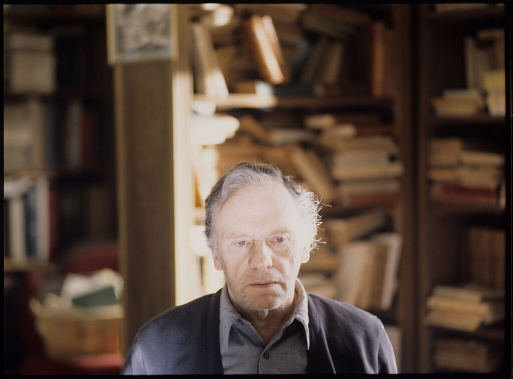 Emerytowany sędzia Joseph Kern (Jean-Louis Trintignant) w swoim mieszkaniu.