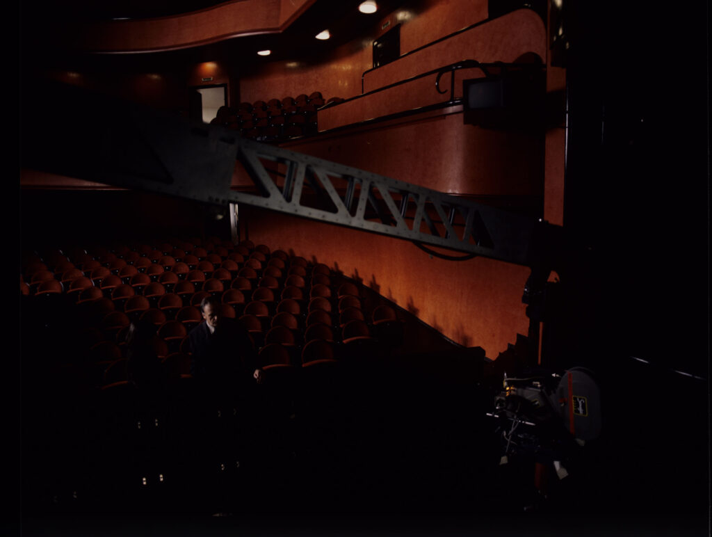 Emerytowany sędzia Joseph Kern (Jean-Louis Trintignant) w teatrze.