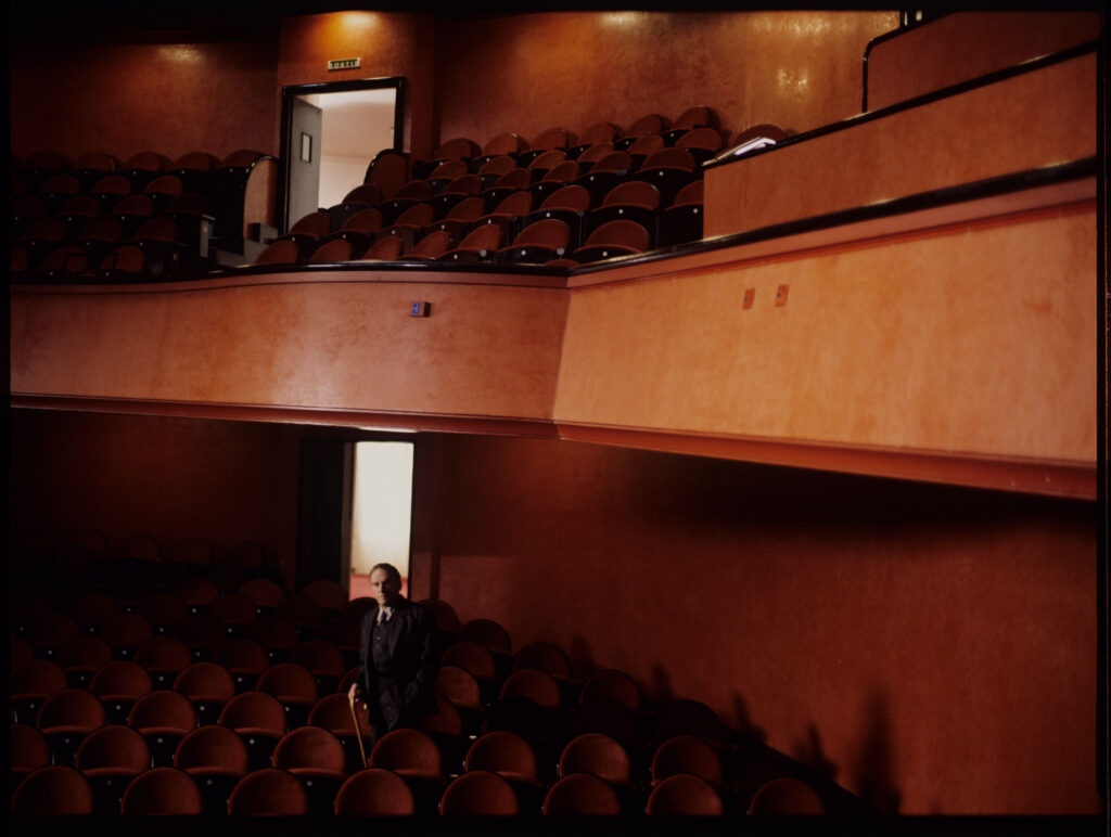 Emerytowany sędzia Joseph Kern (Jean-Louis Trintignant) w teatrze.