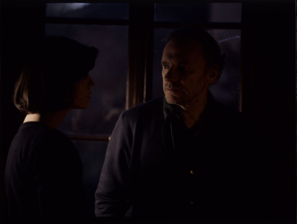 Główni bohaterowie filmu: emerytowany sędzia Joseph Kern (Jean-Louis Trintignant) oraz Valentine (Irène Jacob).
