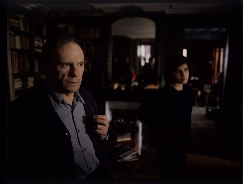 Emerytowany sędzia Joseph Kern (Jean-Louis Trintignant) i Valentine (Irène Jacob) w mieszkaniu sędziego.