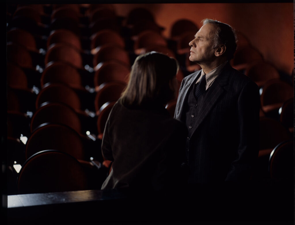 Główni bohaterowie: sędzia Kern (Trintignant) oraz Valentine (Jacob) w teatrze po pokazie mody Valentine.