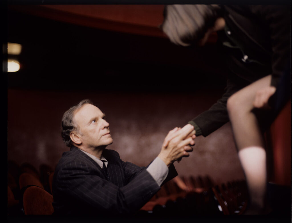 Główni bohaterowie: sędzia Kern (Trintignant) oraz Valentine (Jacob) w teatrze po pokazie mody Valentine.