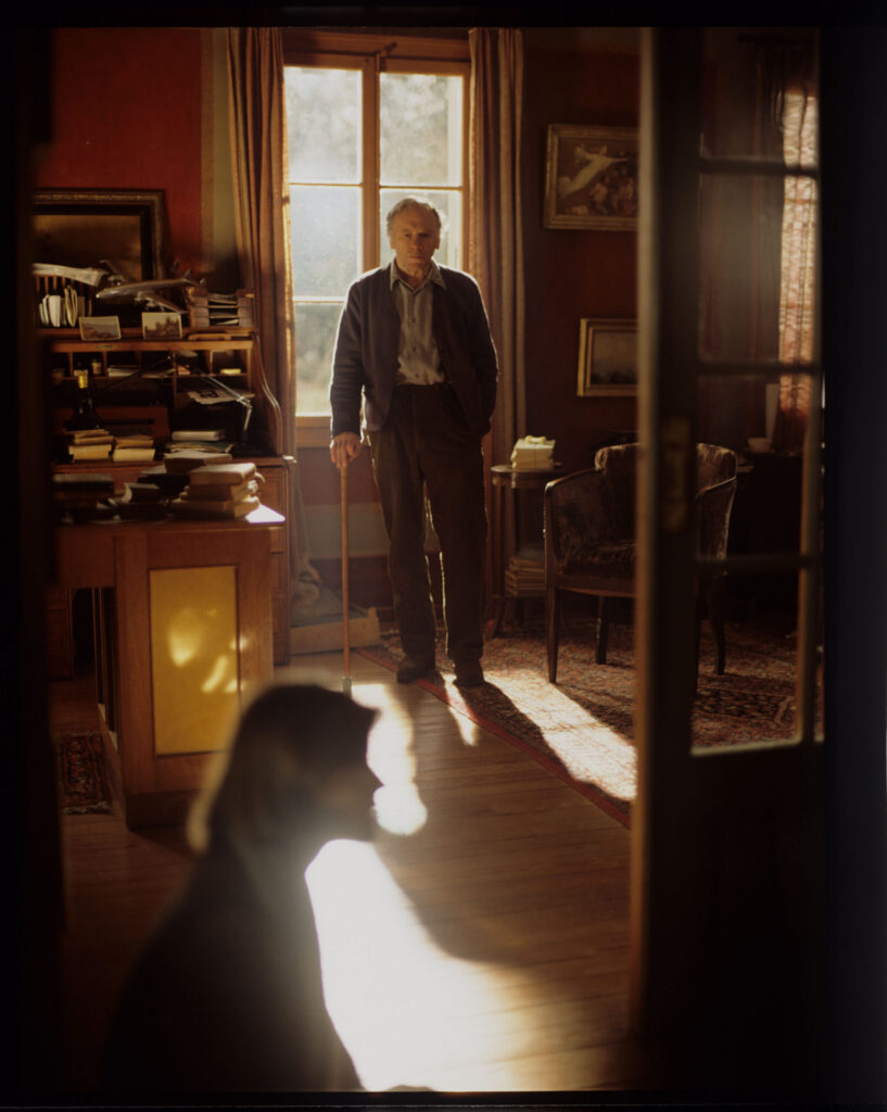 Retired judge Joseph Kern (Jean-Louis Trintignant) and Valentine (Irène Jacob) in the judge's apartment.