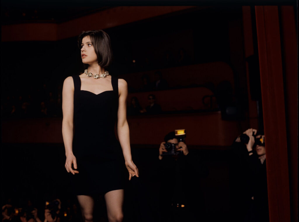 The main character of the film Valentine (Irène Jacob) during a fashion show.