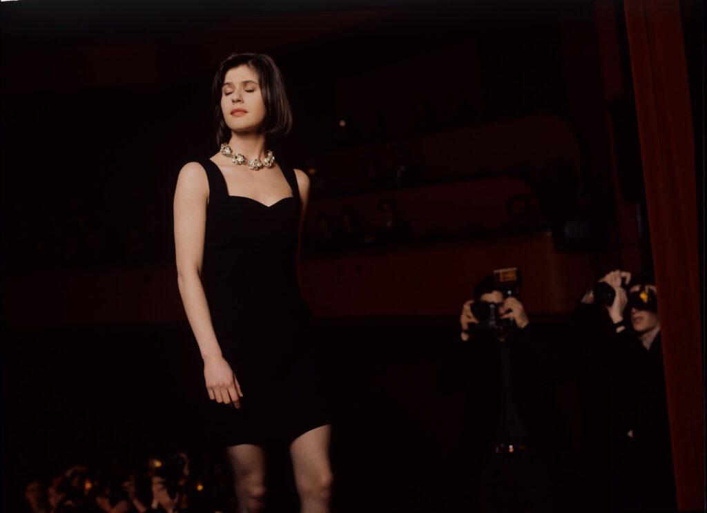 Główna bohaterka filmu Valentine (Irène Jacob) podczas pokazu mody.