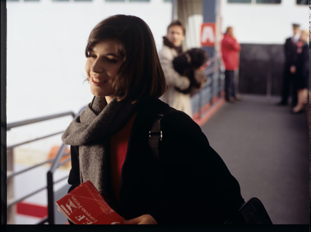 Valentine (Irène Jacob) szuka swojego miejsca na promie, którym udaje się do Anglii.