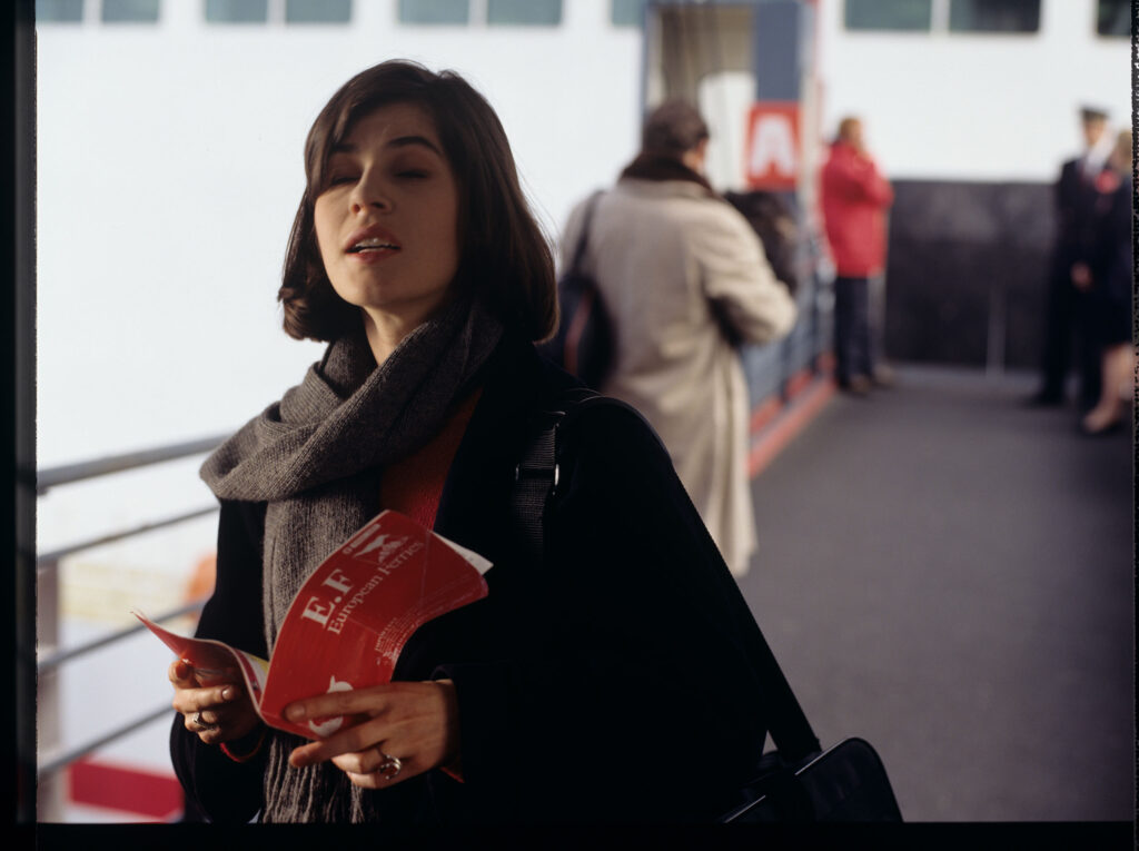 Valentine (Irène Jacob) szuka swojego miejsca na promie, którym udaje się do Anglii.