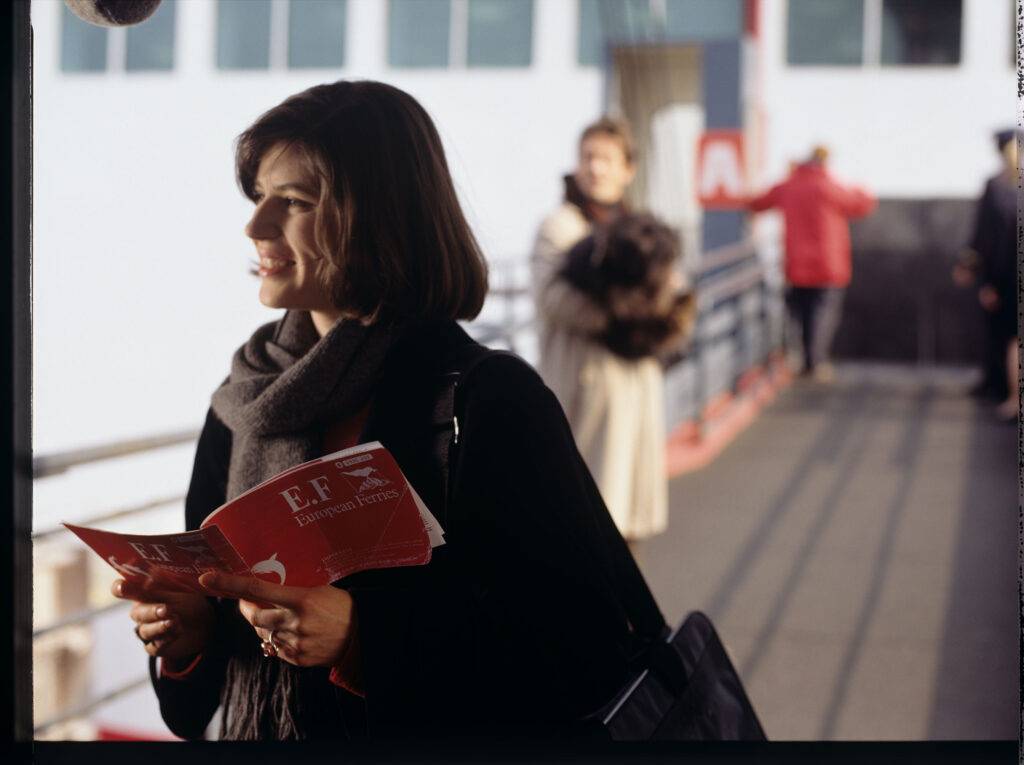 Valentine (Irène Jacob) szuka swojego miejsca na promie, którym udaje się do Anglii.