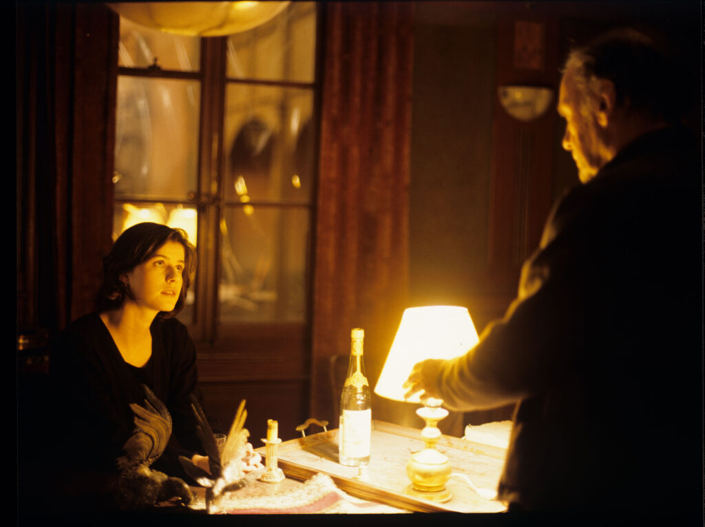 Emerytowany sędzia Josepha Kerna (Jean-Louis Trintignant) oraz Valentine (Irène Jacob) w mieszkaniu sędziego.