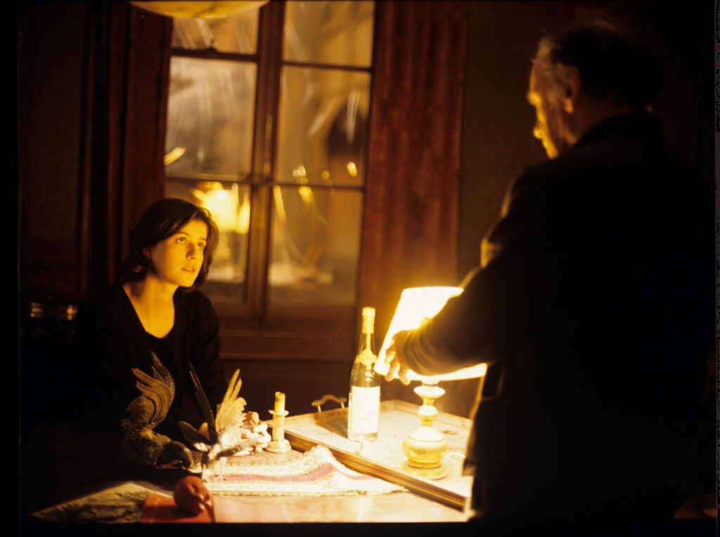 Emerytowany sędzia Josepha Kerna (Jean-Louis Trintignant) oraz Valentine (Irène Jacob) w mieszkaniu sędziego.
