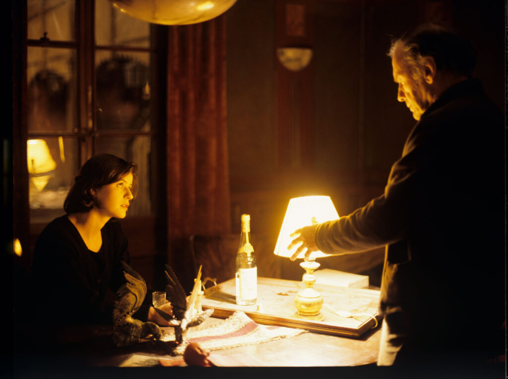 Emerytowany sędzia Josepha Kerna (Jean-Louis Trintignant) oraz Valentine (Irène Jacob) w mieszkaniu sędziego.