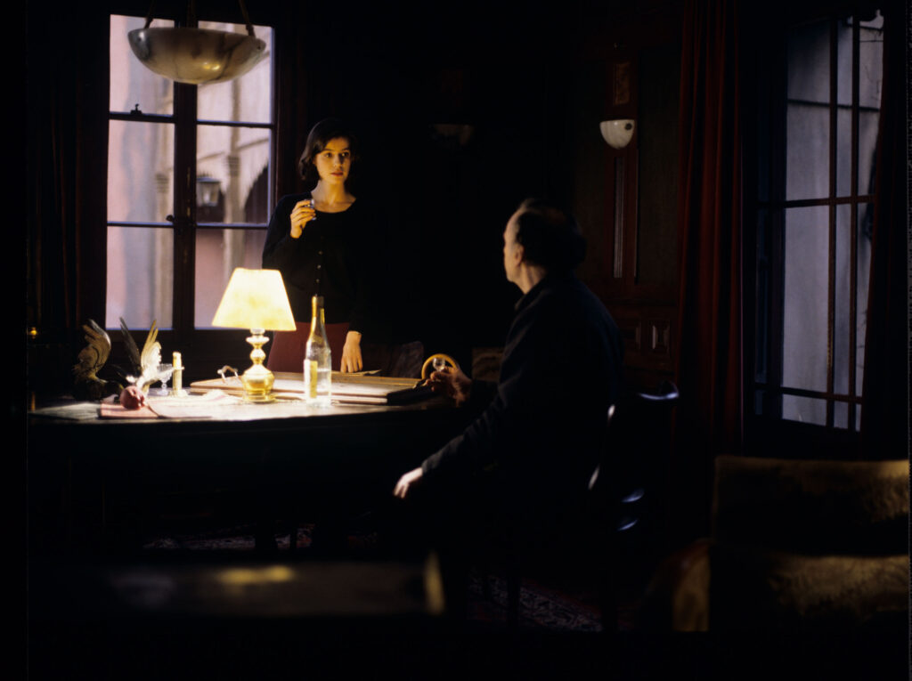 Emerytowany sędzia Josepha Kerna (Jean-Louis Trintignant) oraz Valentine (Irène Jacob) w mieszkaniu sędziego.