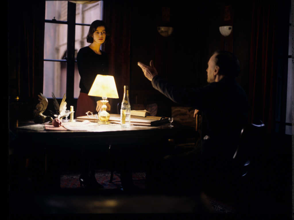 Emerytowany sędzia Josepha Kerna (Jean-Louis Trintignant) oraz Valentine (Irène Jacob) w mieszkaniu sędziego.