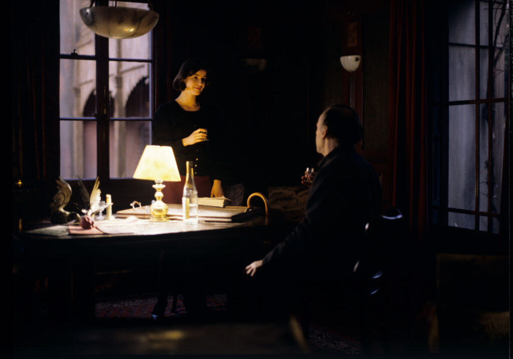 Emerytowany sędzia Josepha Kerna (Jean-Louis Trintignant) oraz Valentine (Irène Jacob) w mieszkaniu sędziego.