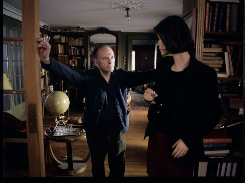 Emerytowany sędzia Josepha Kerna (Jean-Louis Trintignant) oraz Valentine (Irène Jacob) w mieszkaniu sędziego.
