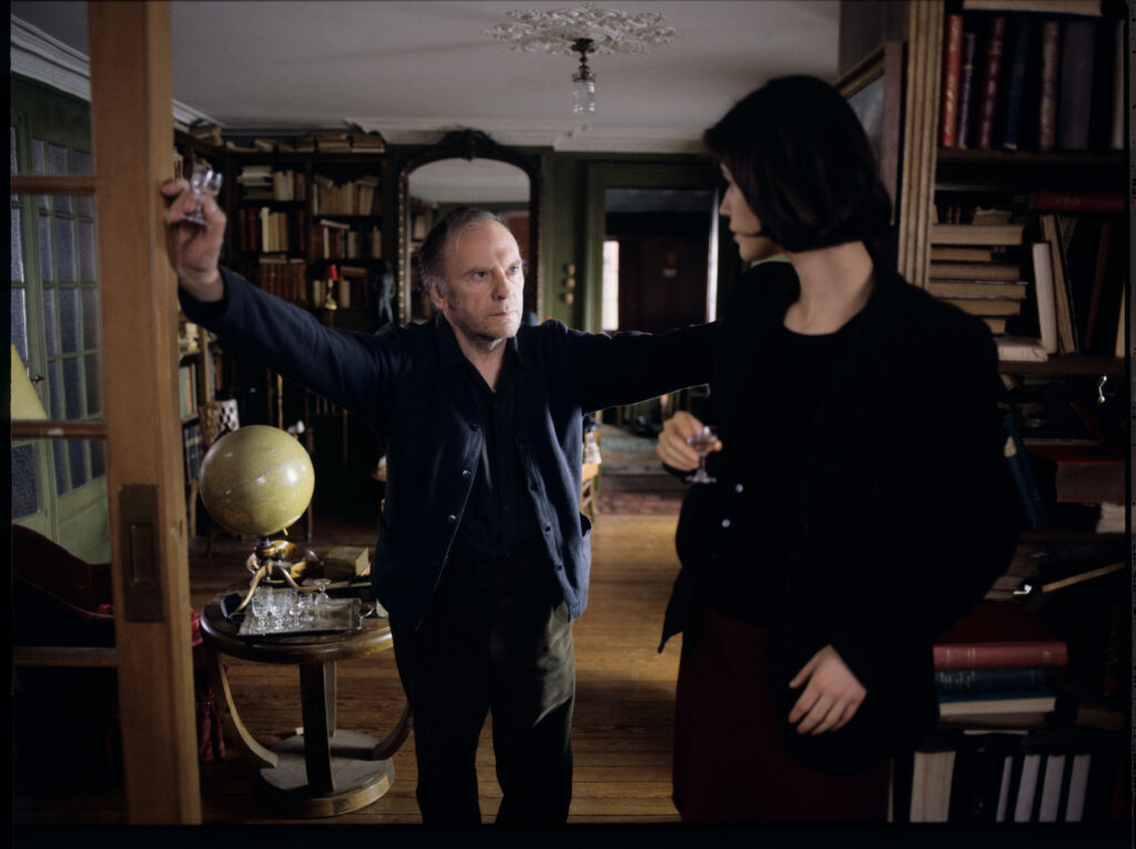 Emerytowany sędzia Josepha Kerna (Jean-Louis Trintignant) oraz Valentine (Irène Jacob) w mieszkaniu sędziego.