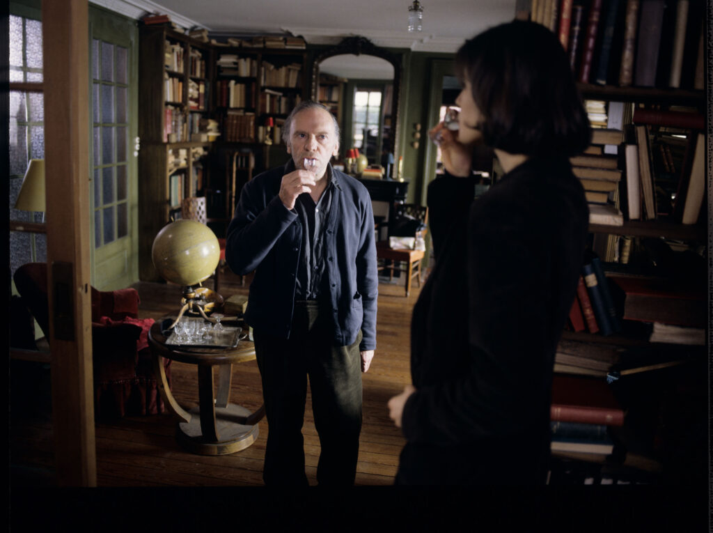 Emerytowany sędzia Josepha Kerna (Jean-Louis Trintignant) oraz Valentine (Irène Jacob) w mieszkaniu sędziego.