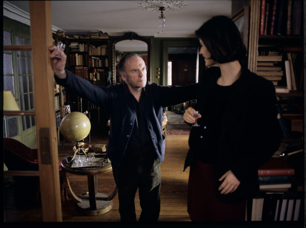 Emerytowany sędzia Josepha Kerna (Jean-Louis Trintignant) oraz Valentine (Irène Jacob) w mieszkaniu sędziego.