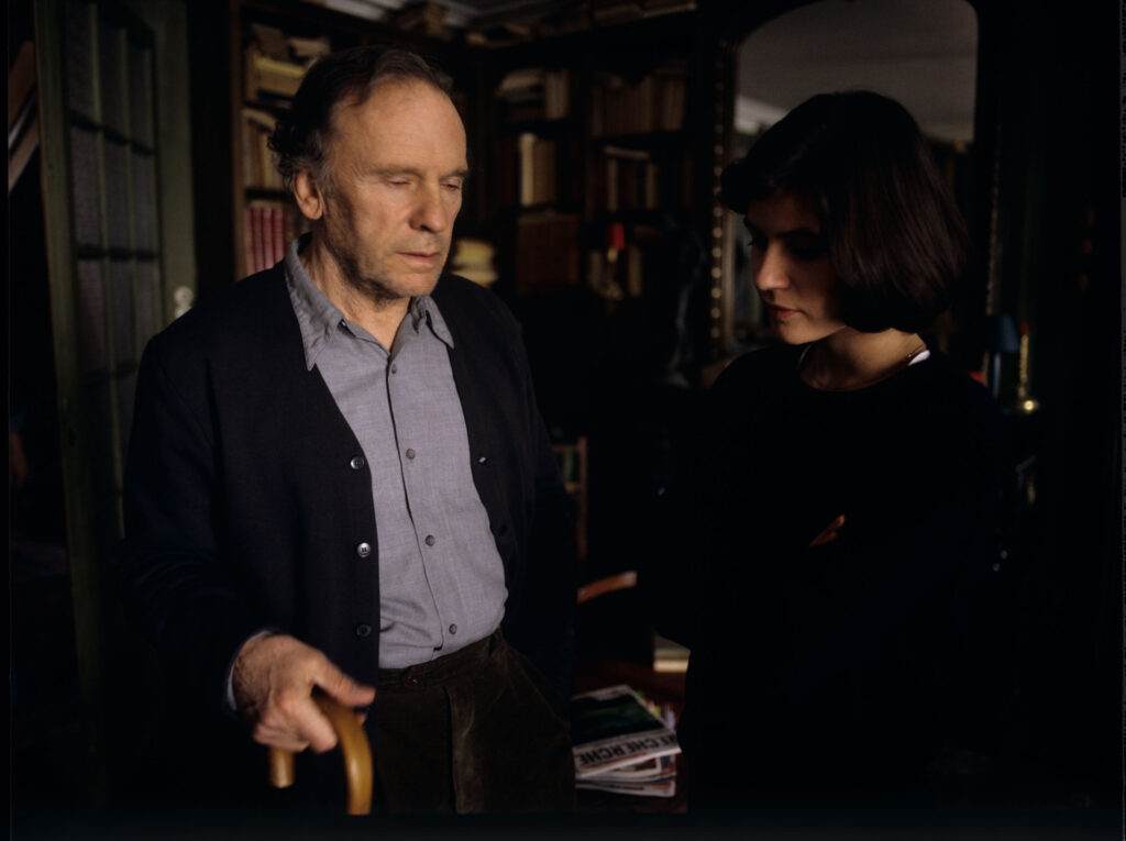 Emerytowany sędzia Josepha Kerna (Jean-Louis Trintignant) oraz Valentine (Irène Jacob) w mieszkaniu sędziego.