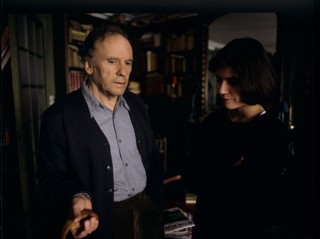 Emerytowany sędzia Josepha Kerna (Jean-Louis Trintignant) oraz Valentine (Irène Jacob) w mieszkaniu sędziego.