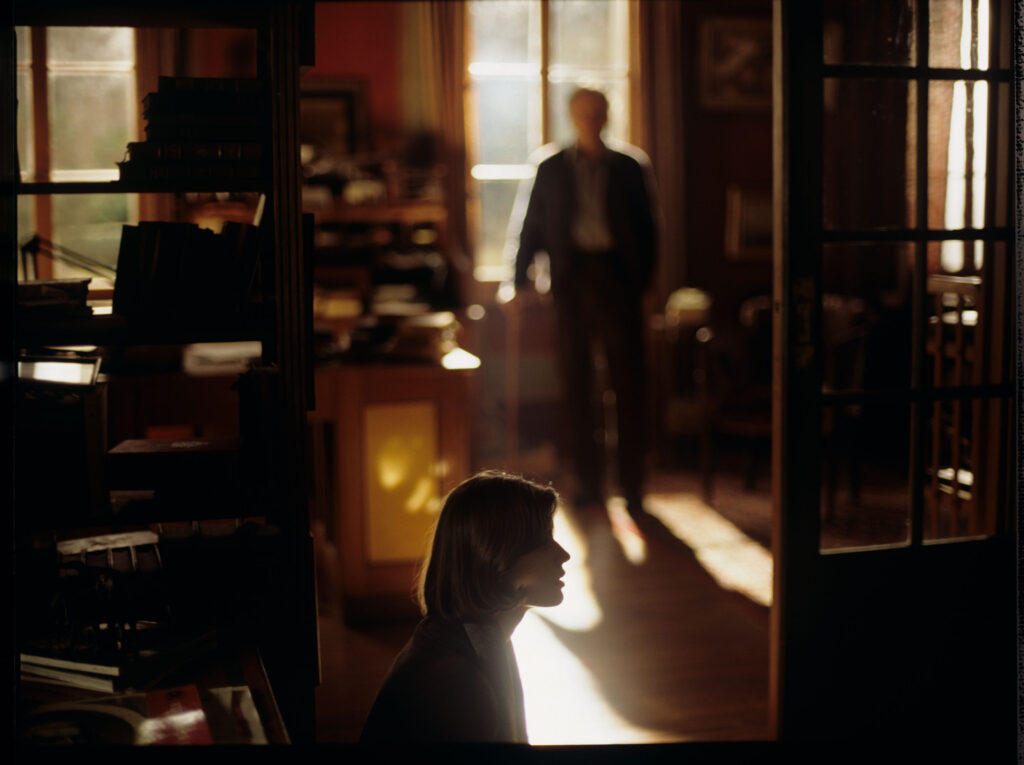 Emerytowany sędzia Josepha Kerna (Jean-Louis Trintignant) oraz Valentine (Irène Jacob) w mieszkaniu sędziego.