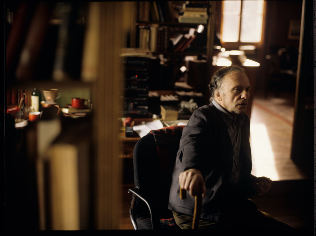 Emerytowany sędzia Joseph Kern (Jean-Louis Trintignant) w swoim mieszkaniu.