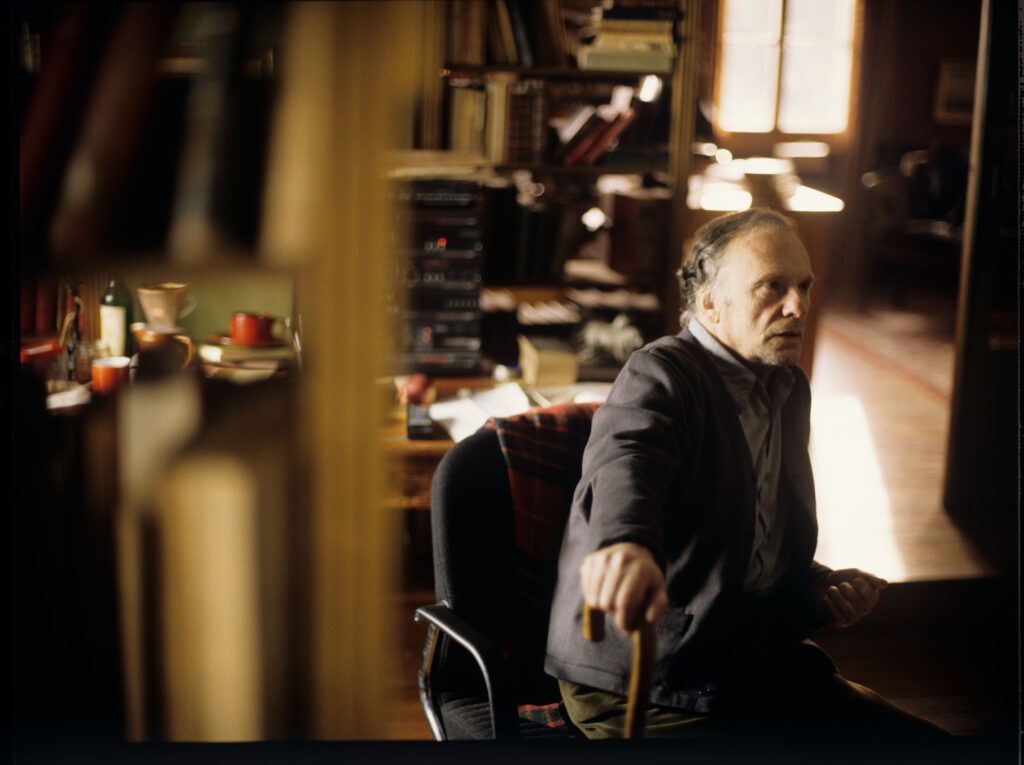 Emerytowany sędzia Joseph Kern (Jean-Louis Trintignant) w swoim mieszkaniu.