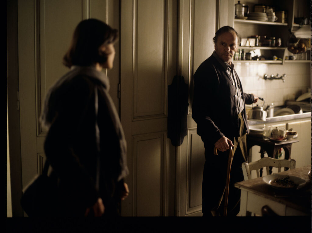 Emerytowany sędzia Joseph Kern (Jean-Louis Trintignant) oraz Valentine (Irène Jacob) w mieszkaniu sędziego.