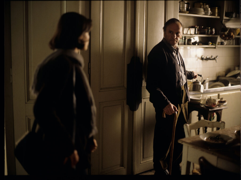 Emerytowany sędzia Joseph Kern (Jean-Louis Trintignant) oraz Valentine (Irène Jacob) w mieszkaniu sędziego.
