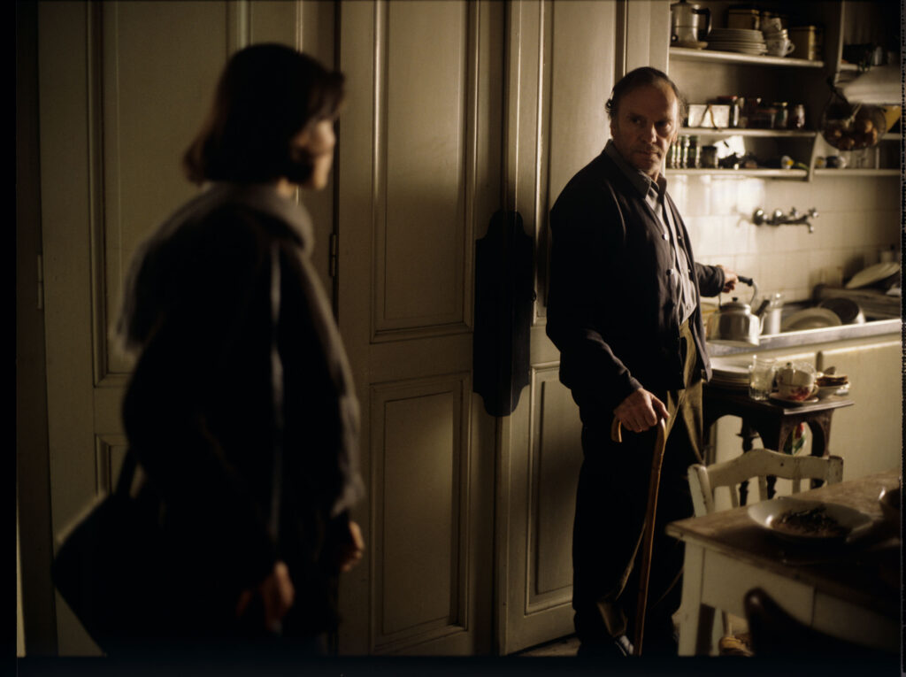 Emerytowany sędzia Joseph Kern (Jean-Louis Trintignant) oraz Valentine (Irène Jacob) w mieszkaniu sędziego.