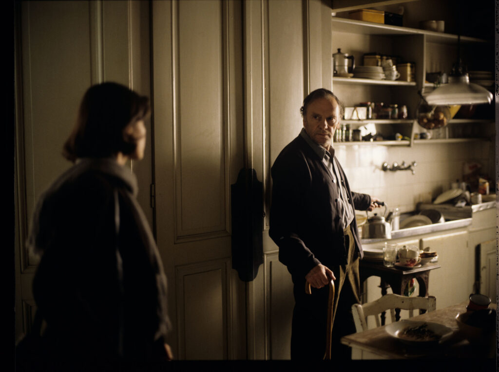 Emerytowany sędzia Joseph Kern (Jean-Louis Trintignant) oraz Valentine (Irène Jacob) w mieszkaniu sędziego.