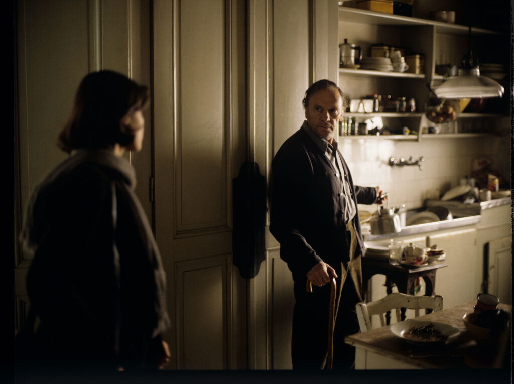 Emerytowany sędzia Joseph Kern (Jean-Louis Trintignant) oraz Valentine (Irène Jacob) w mieszkaniu sędziego.