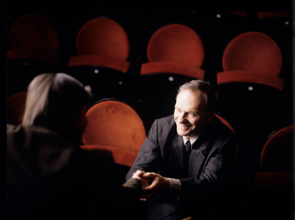 Emerytowany sędzia Joseph Kern (Jean-Louis Trintignant) oraz Valentine (Irène Jacob) w teatrze.