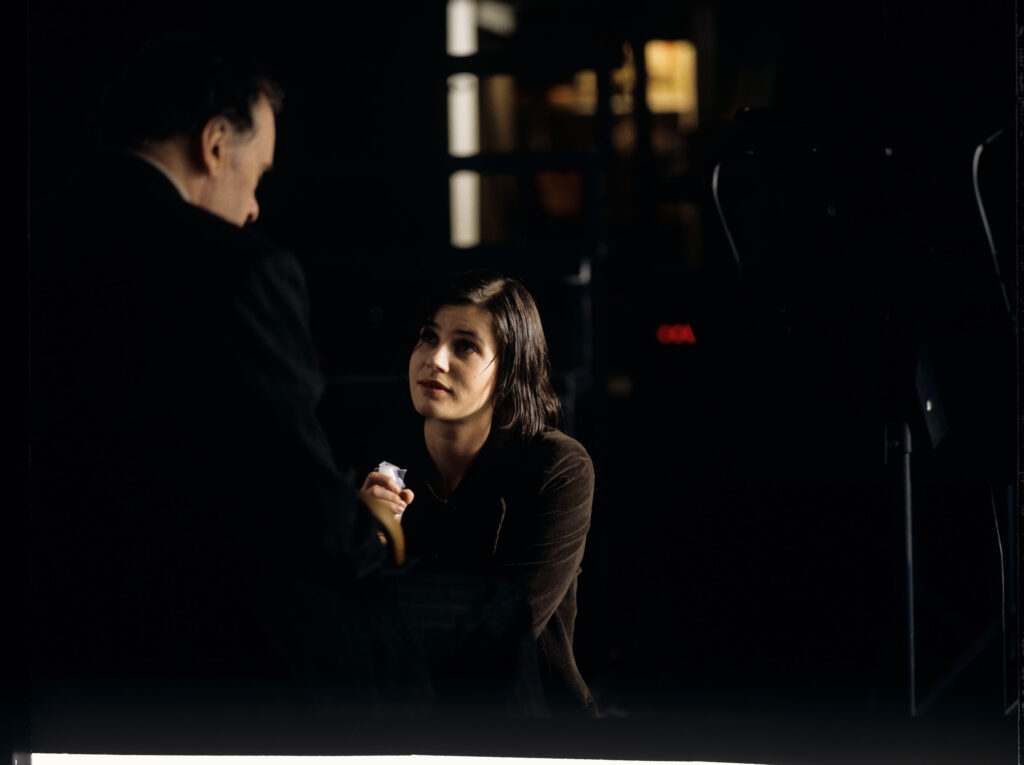 Emerytowany sędzia Joseph Kern (Jean-Louis Trintignant) oraz Valentine (Irène Jacob) w mieszkaniu sędziego.