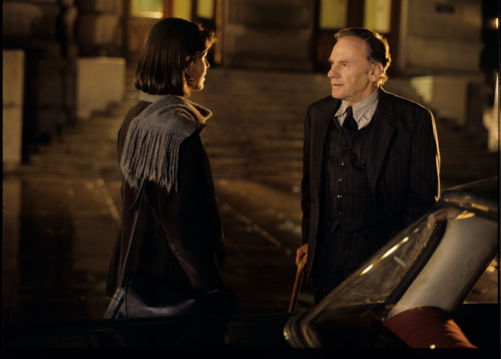 Valentine (Irène Jacob) rozmawia z sędzią Kernem (Jean-Louis Trintignant) przed teatrem.