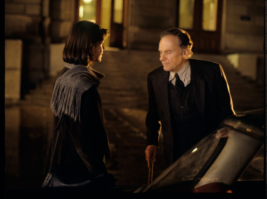 Valentine (Irène Jacob) rozmawia z sędzią Kernem (Jean-Louis Trintignant) przed teatrem.