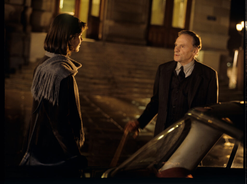 Valentine (Irène Jacob) rozmawia z sędzią Kernem (Jean-Louis Trintignant) przed teatrem.