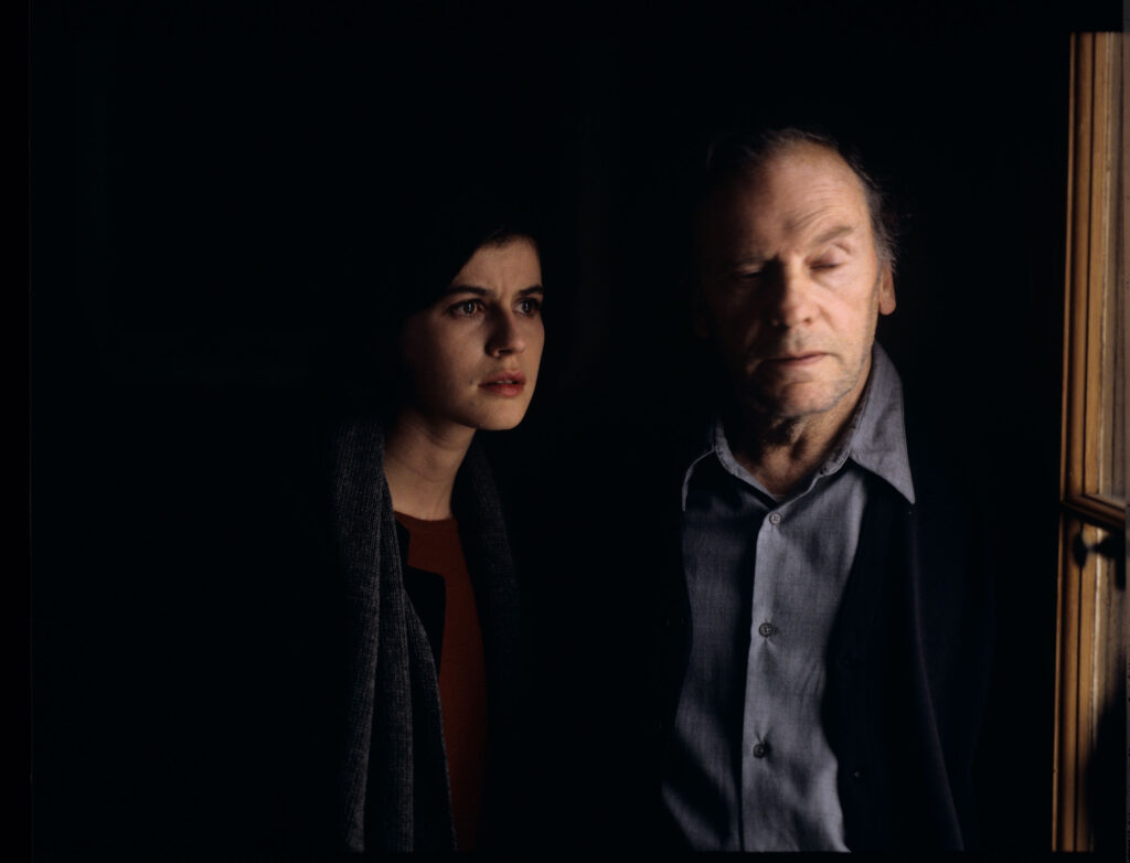 Główni bohaterowie filmu: Valentine (Jacob) i emerytowany sędzia Joseph Kern (Trintignant) w mieszkaniu sędziego.