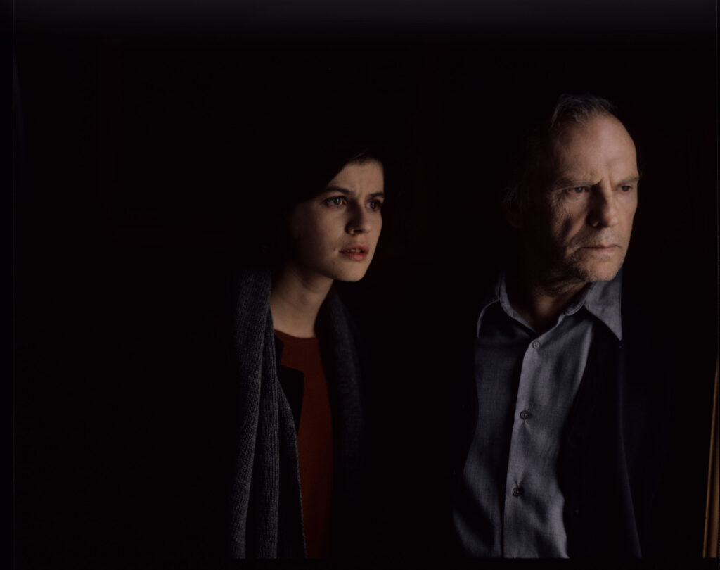 Główni bohaterowie filmu: Valentine (Jacob) i emerytowany sędzia Joseph Kern (Trintignant) w mieszkaniu sędziego.