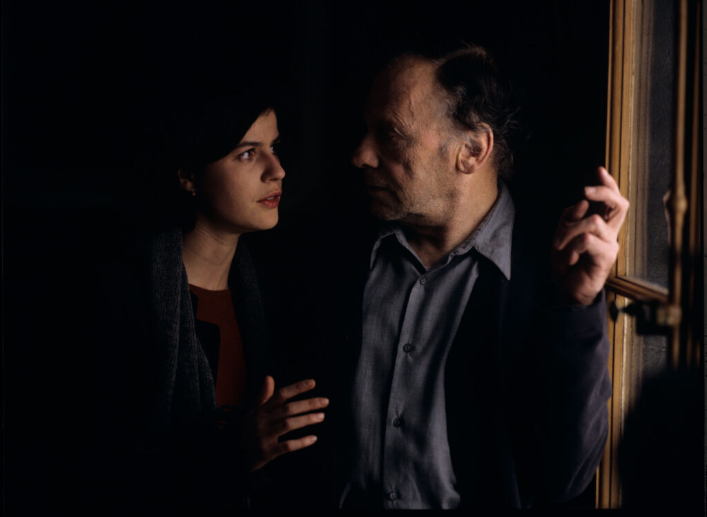 Główni bohaterowie filmu: Valentine (Jacob) i emerytowany sędzia Joseph Kern (Trintignant) w mieszkaniu sędziego.