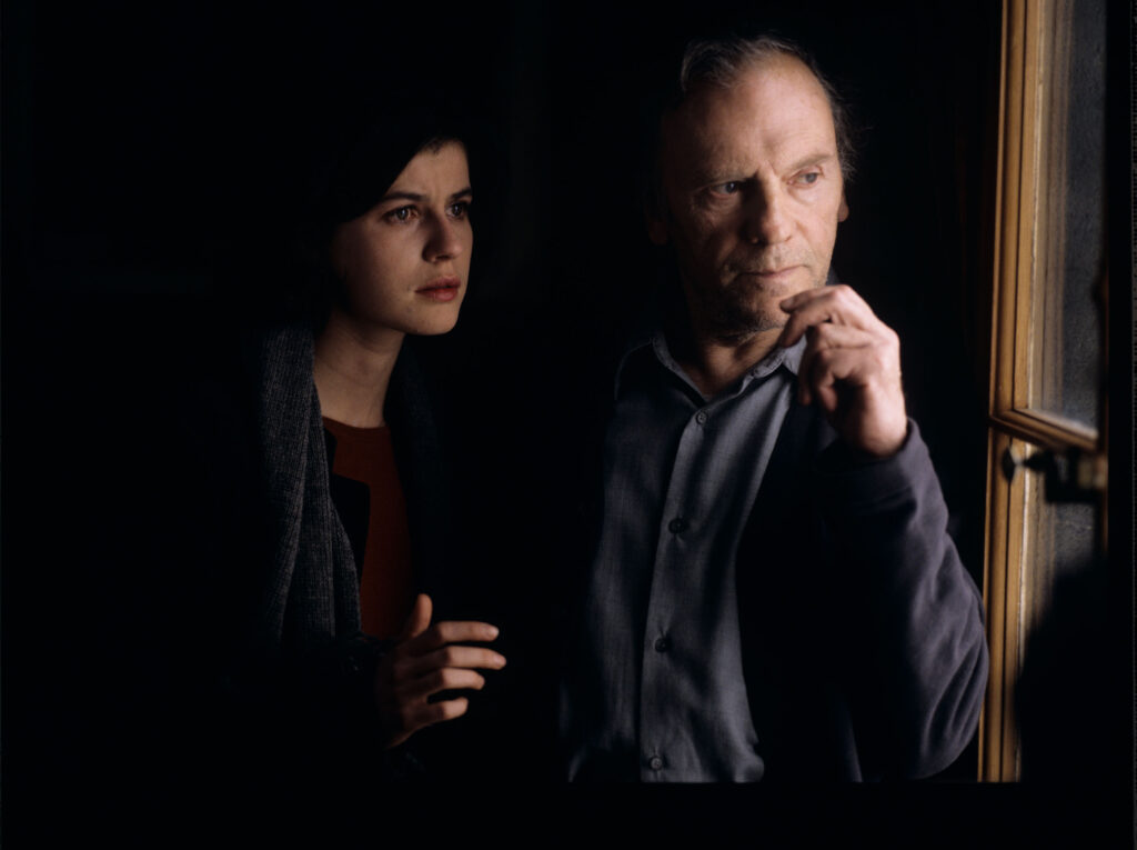 Główni bohaterowie filmu: Valentine (Jacob) i emerytowany sędzia Joseph Kern (Trintignant) w mieszkaniu sędziego.