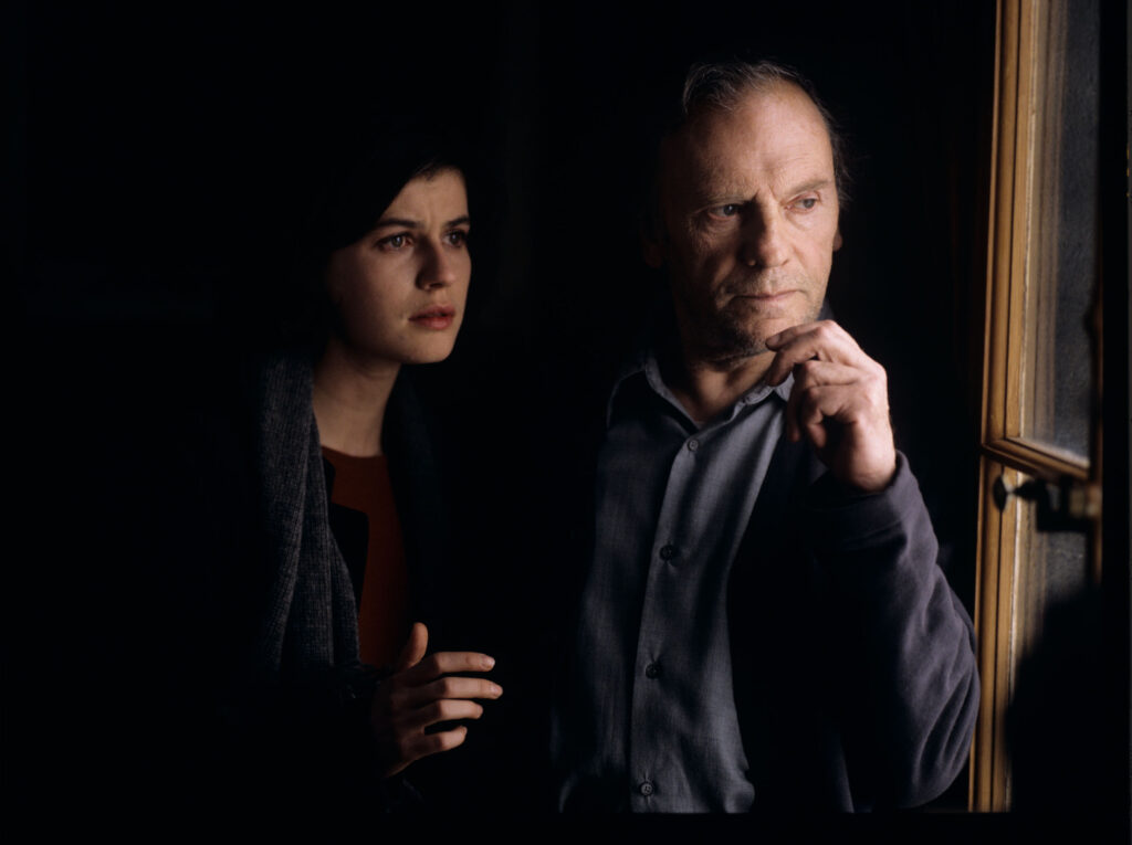 Główni bohaterowie filmu: Valentine (Jacob) i emerytowany sędzia Joseph Kern (Trintignant) w mieszkaniu sędziego.