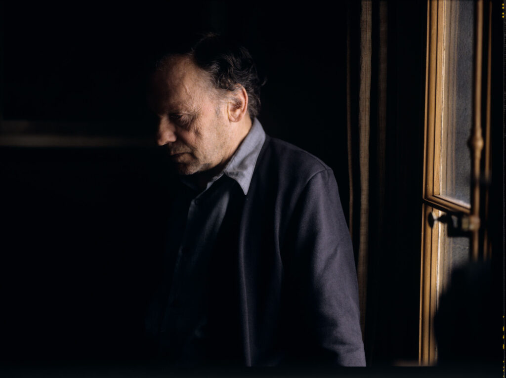Główni bohaterowie filmu: Valentine (Jacob) i emerytowany sędzia Joseph Kern (Trintignant) w mieszkaniu sędziego.